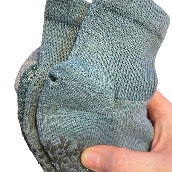 Puma set of 2 used kids socks and non slim 3 socks - Picture 4 of 4